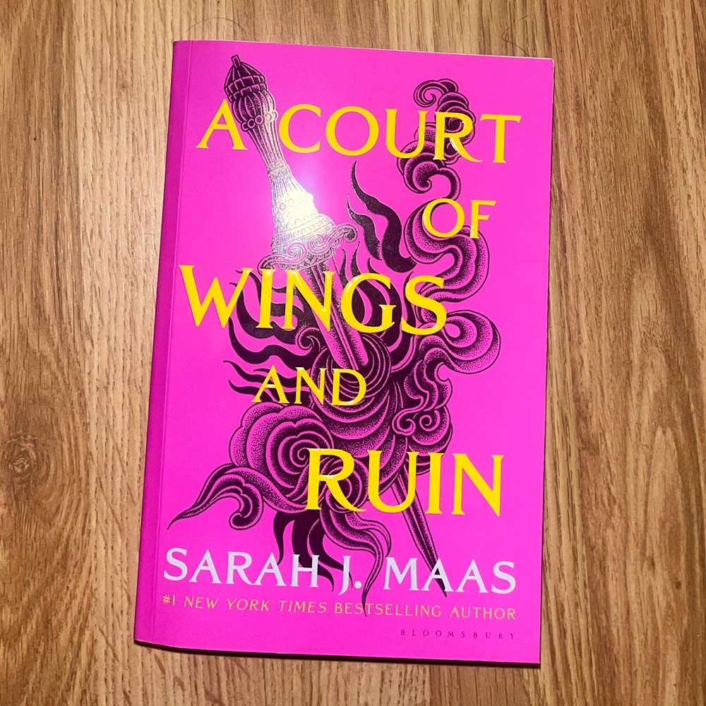 A Court of Wings and Ruin Paperback